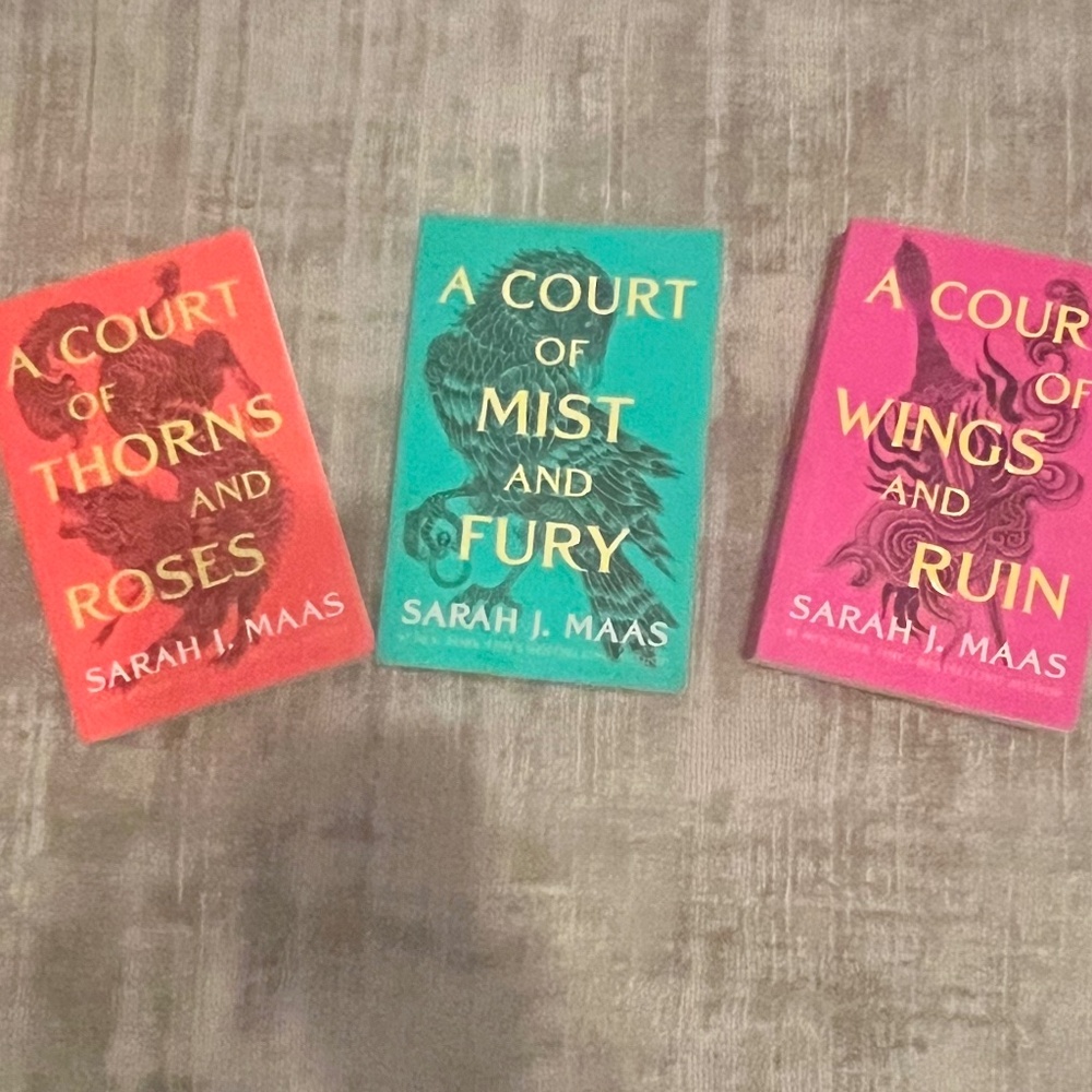 3 Sarah J. Maas Books: A court of thorns and roses, mist and fury, wings and rui